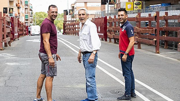 Los tres corredores listos para saltar al ruedo de las calles de 'Sanse'
