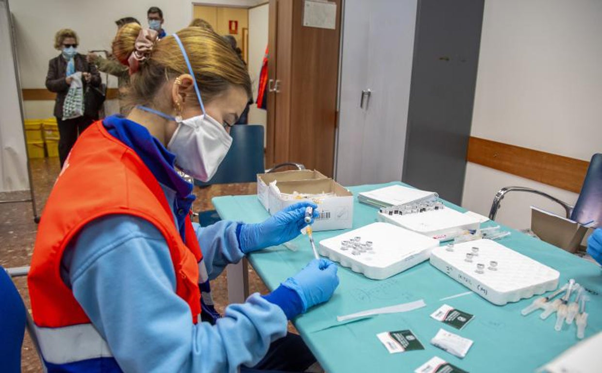 Una sanitaria preparada dosis de la vacuna anticovid en la sede del Distrito Sanitario de Sevilla