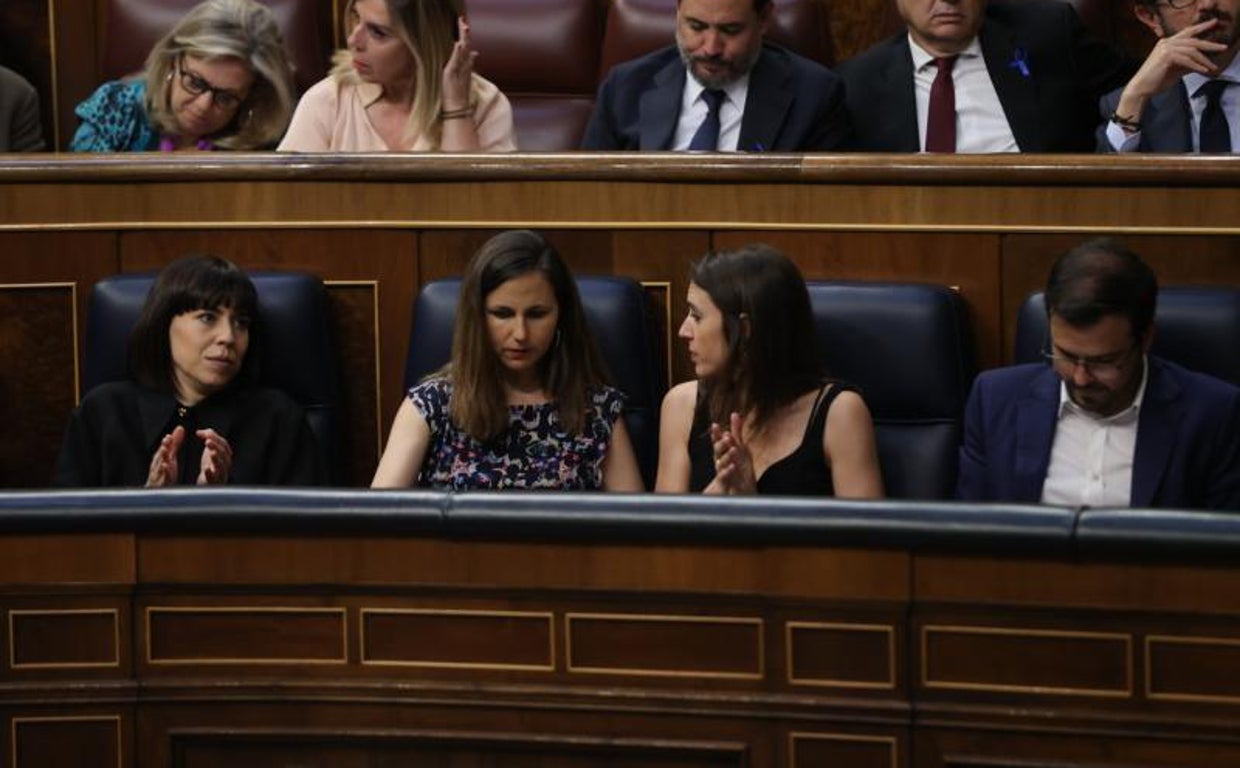 Las ministras Irene Montero y Ione Belarra en la Cámara Baja