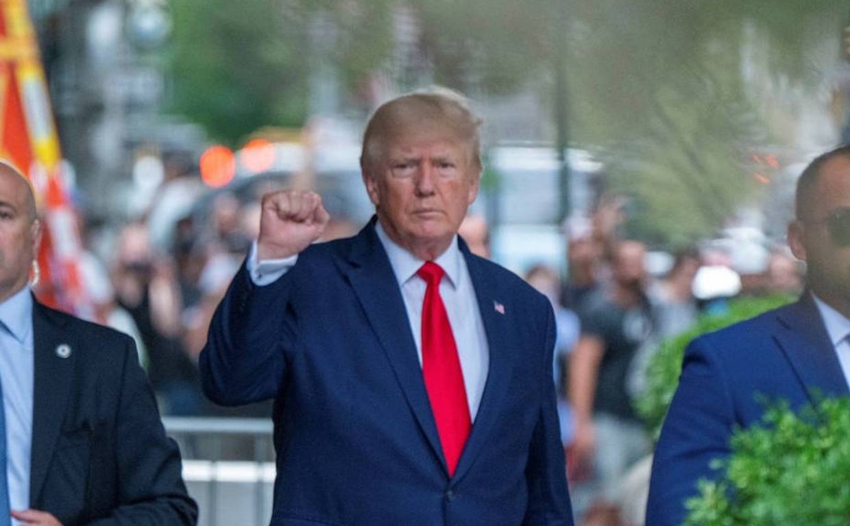 El expresidente estadounidense, Donald Trump, saliendo de la Trump Tower