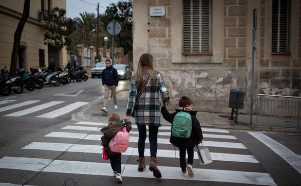 Denuncian que las grandes editoriales no están entregando a tiempo los libros de texto en Cataluña