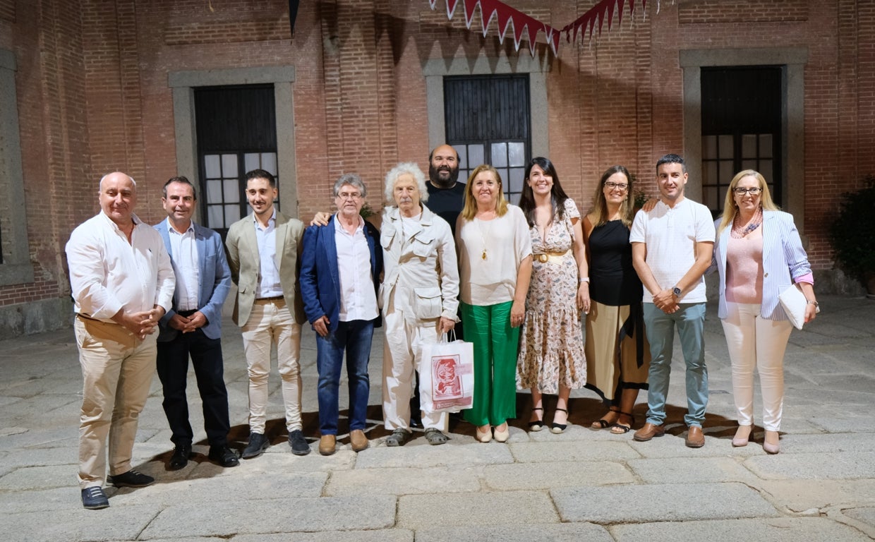 Autoridades en la entrega del premio a 'El Brujo'