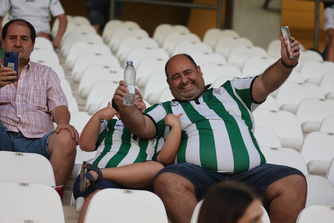 El ambiente en las gradas en el Córdoba CF - Unionistas, en imágenes