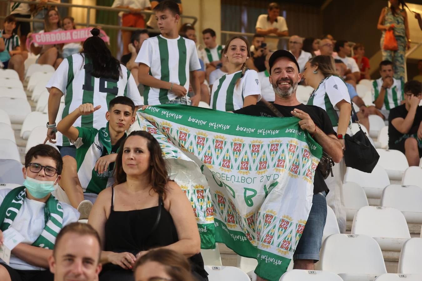 El ambiente en las gradas en el Córdoba CF - Unionistas, en imágenes