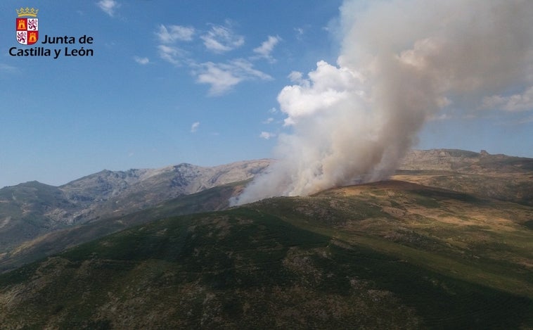 Seis medios aéreos luchan contra un incendio en Solana de Ávila