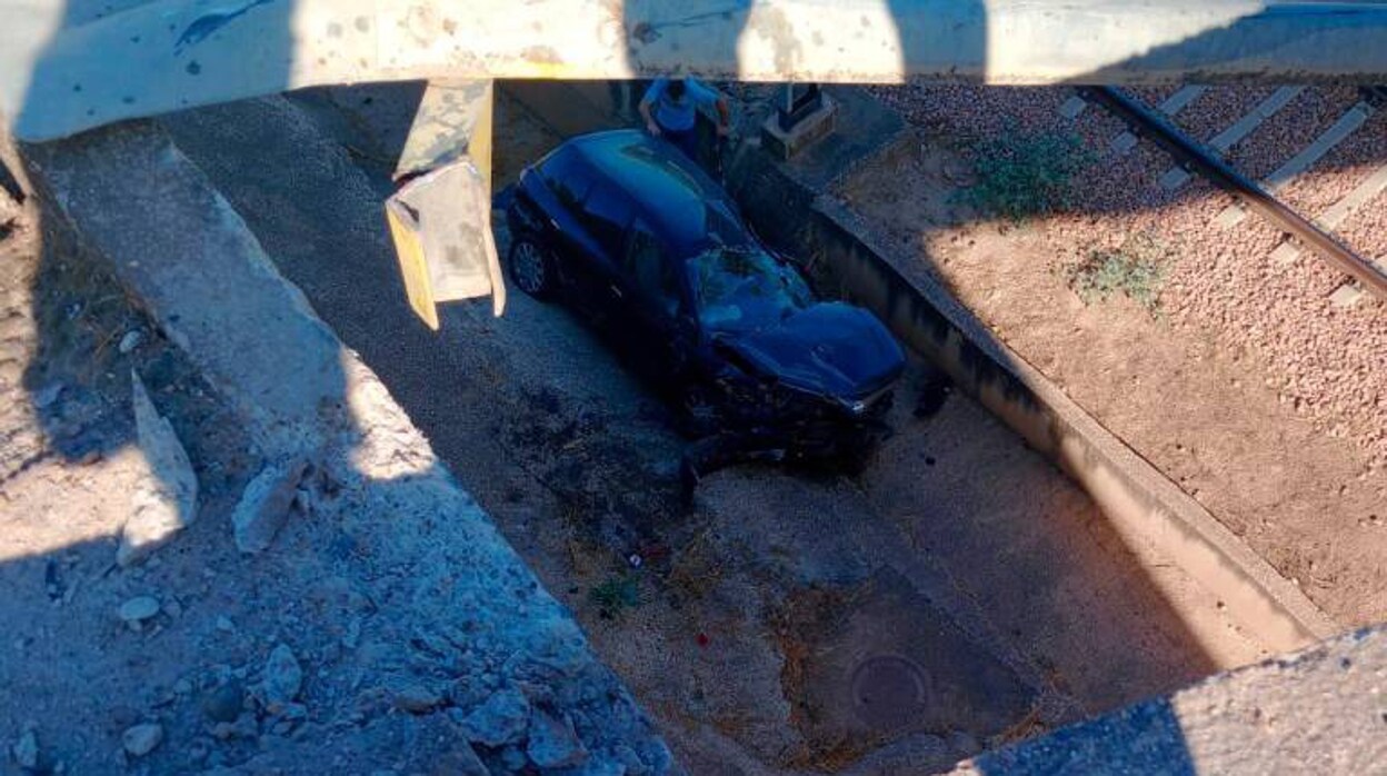Dos heridos al precipitarse su vehículo desde doce metros y caer sobre las vías del tren en Linares
