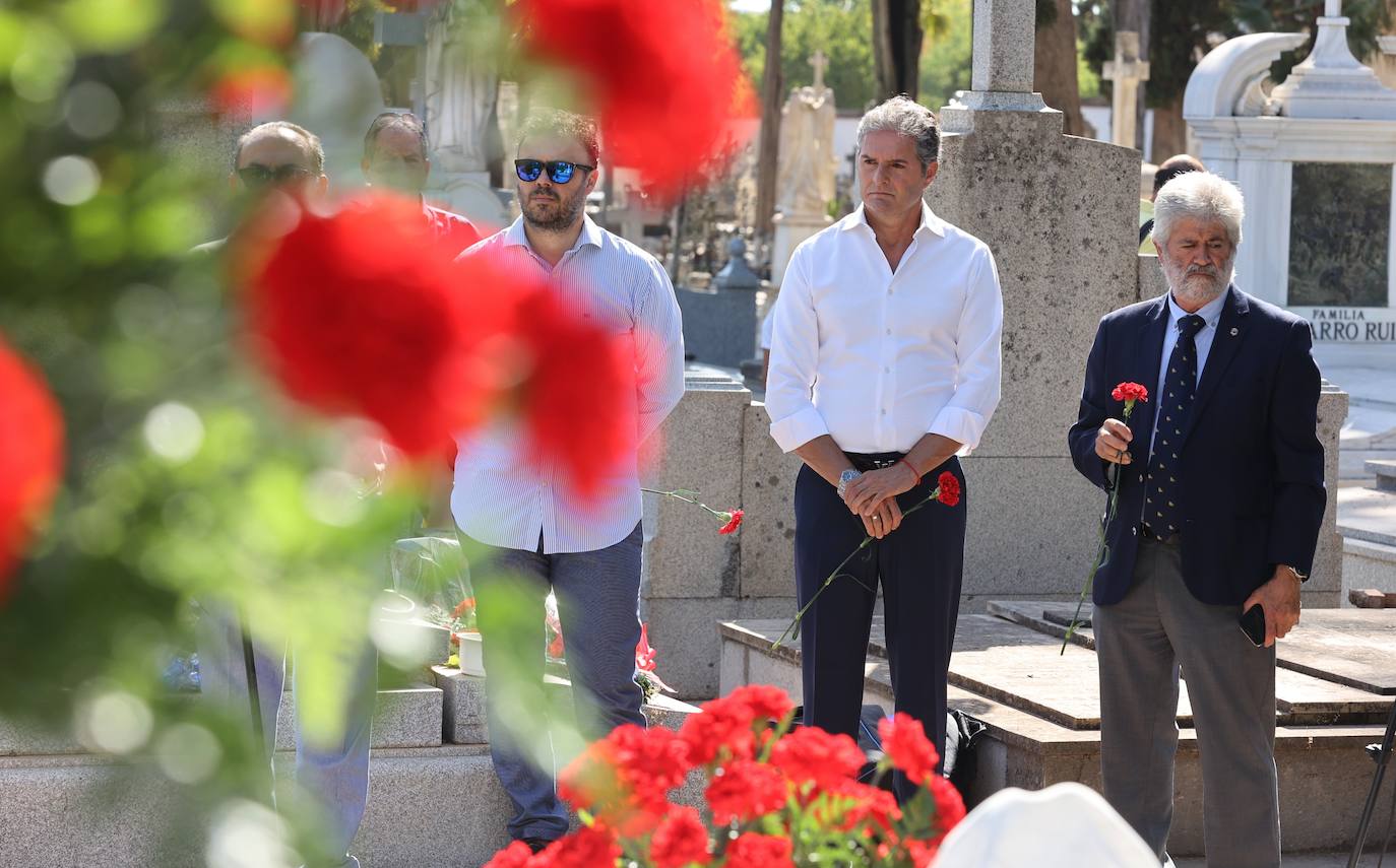 La ofrenda floral a Manolete en Córdoba, en imágenes