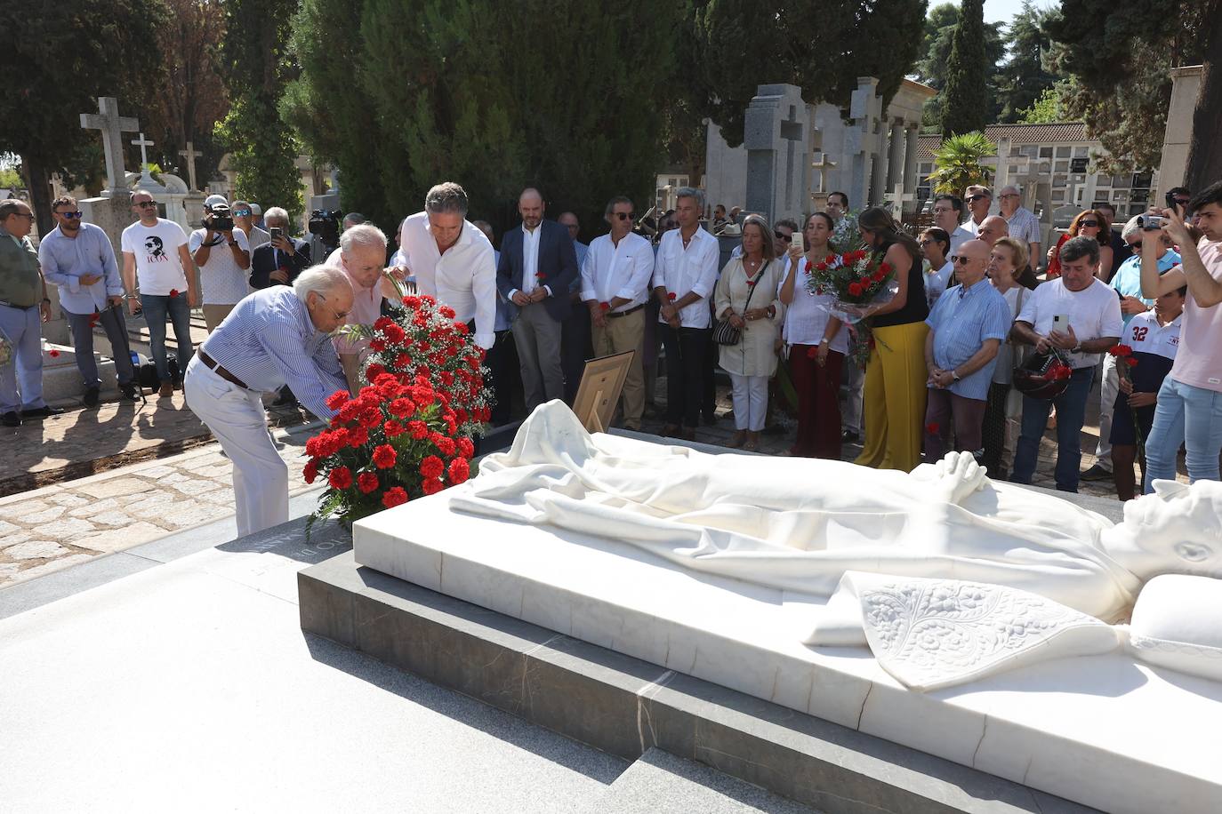 La ofrenda floral a Manolete en Córdoba, en imágenes