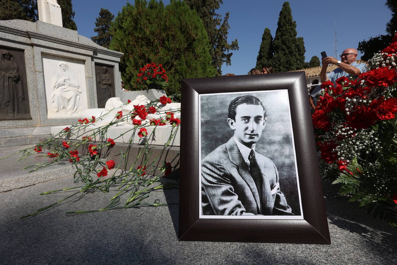 La ofrenda floral a Manolete en Córdoba, en imágenes