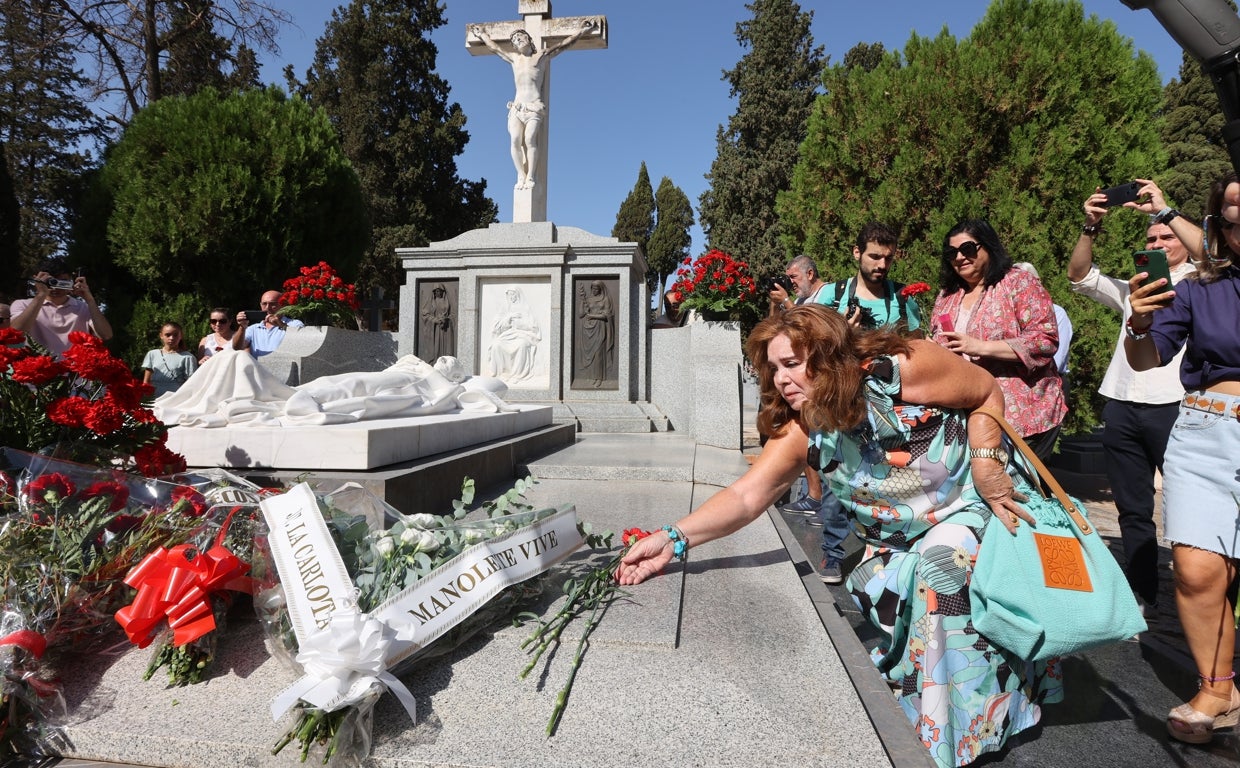 Teresa, sobrina de Manolete, deposita un clavel en su tumba, este domingo, en el homenaje en Córdoba