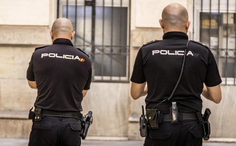 Policías de paisano pillan in fraganti a dos ladrones jóvenes en su décimo robo en viviendas