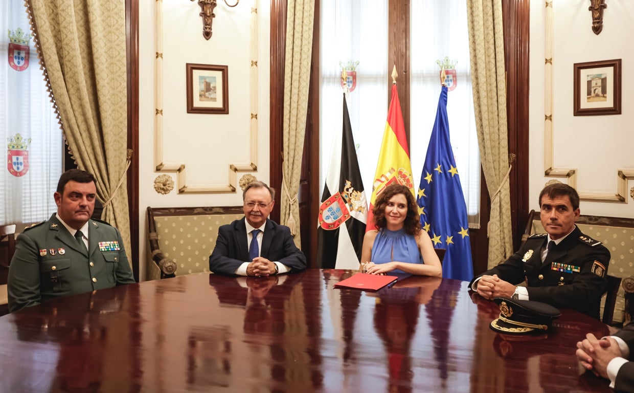 Isabel Díaz Ayuso en la entrega de la Gran Cruz de la Orden del Dos de Mayo en Ceuta