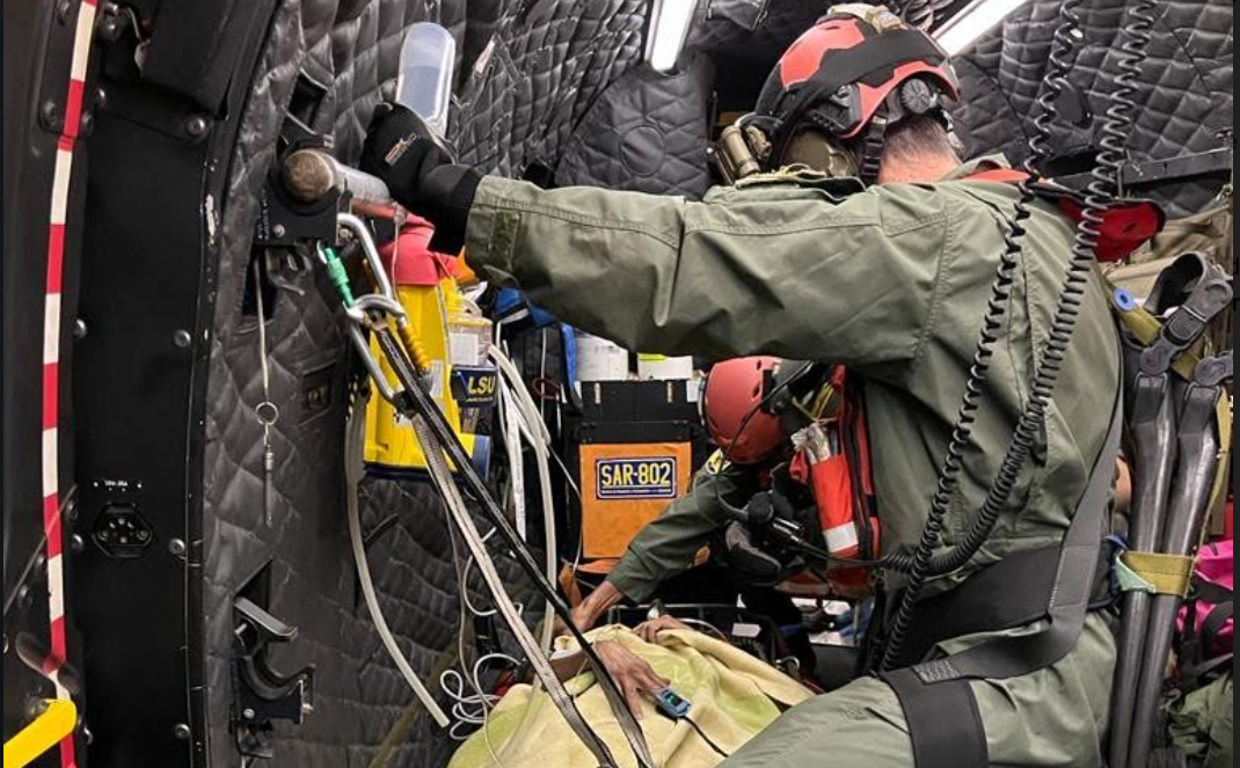 Rescate nocturno del helicóptero del 802 Escuadrón FF.AA. perteneciente al Ala 46 de la Base Aérea de Gando