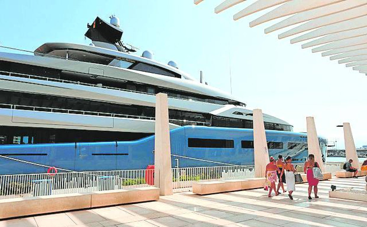 El «Aviva», con casi 100 metros de eslora, es el primer megayate que ha recalado en la nueva marina
