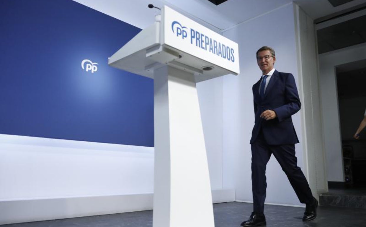 El presidente del PP, Alberto Núñez Feijóo, durante la rueda de prensa ofrecida este lunes en la sede de partido