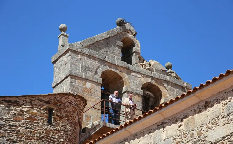 Un rayo destruye parte de la espadaña de una iglesia en Alcañices (Zamora)