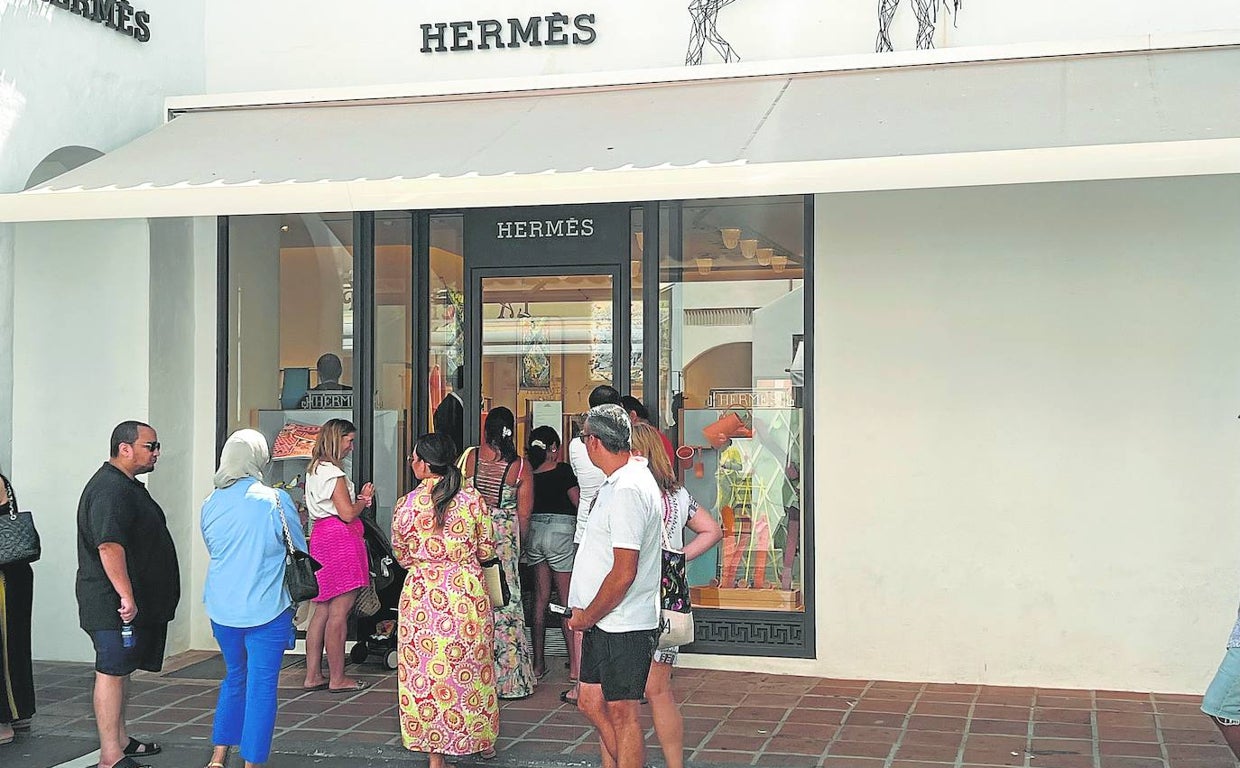 En la imagen colas a las puertas de una tienda de una marca de lujo en Marbella, una imagen que se había perdido en los años de la pandemia y que demuestra cierta recuperación del turismo de alta capacidad adquisitiva.