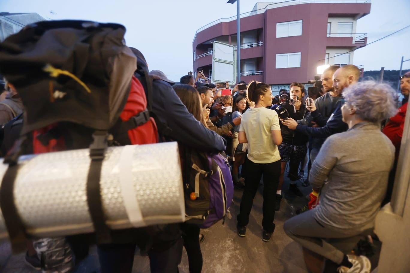 A eso de las 7 y media de la mañana, ante la atenta mirada de decenas de periodistas, Macarena Olona daba comienzo a su peregrinaje