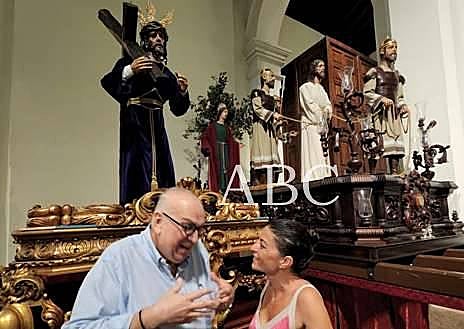 Imagen secundaria 1 - En la primera de las imágenes, la exparlamentaria de Vox contempla por primera vez la talla de Santiago Apóstol. Abajo, conversa con Ricardo Gago Salinero, impulsor de la restauración de las iglesias coloniales en Ciudad de Panamá y alma mater de la recuperación de la Semana Santa en la capital del país. La tercera imagen es un primer plano de la talla del Apóstol.