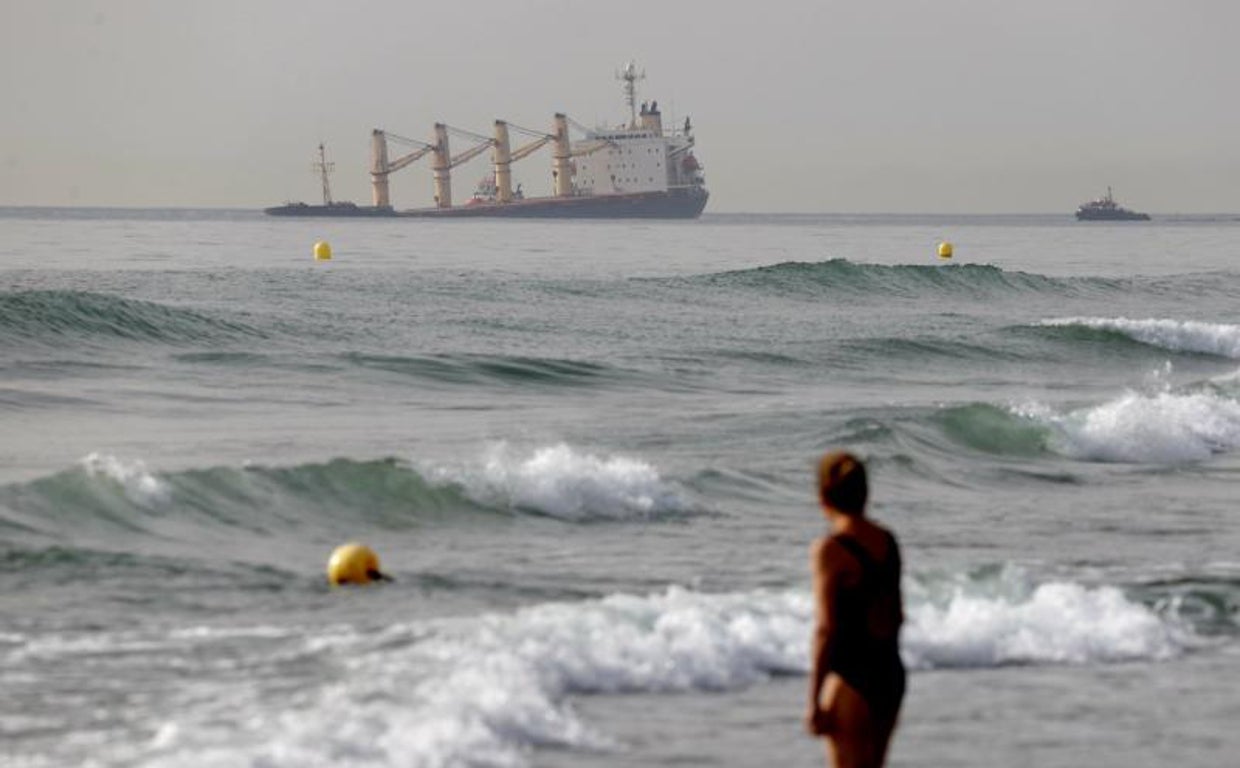 Vigilancia en torno al buque siniestrado en Gibraltar por el riesgo a una fuga de combustible