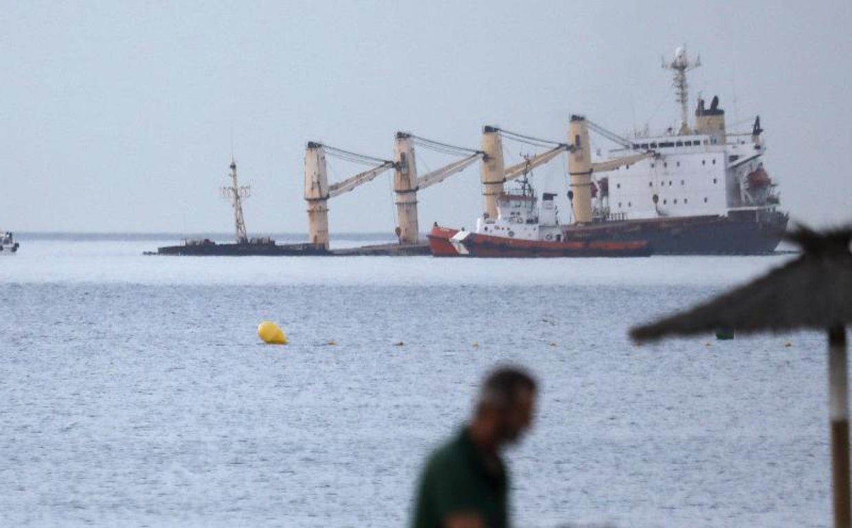 El carguero visto desde las playas de La Línea de la Concepción