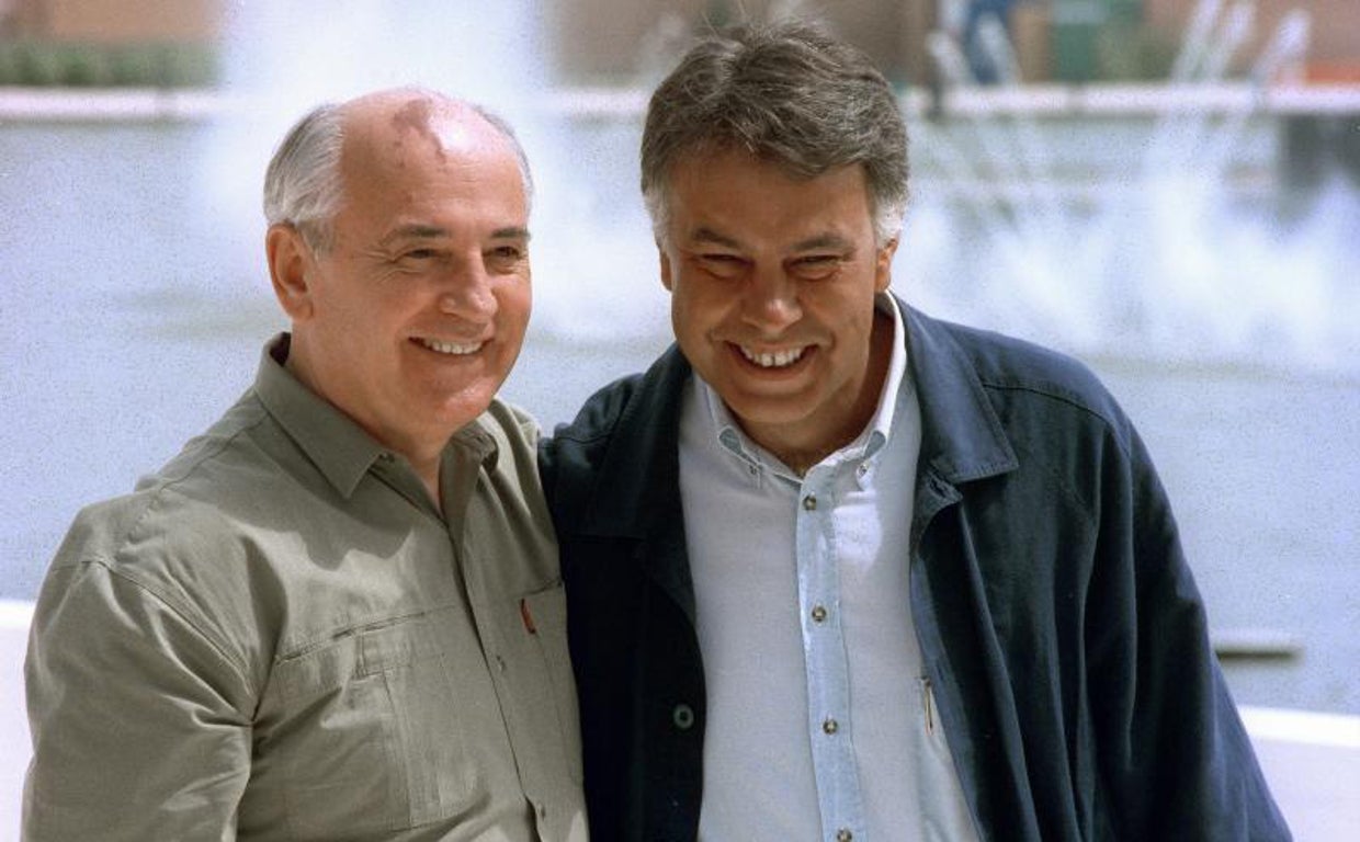 Mijaíl Gorbachov durante su visita, junto a su esposa, a la Exposición Universal de Sevilla junto con el expresidente, Felipe González
