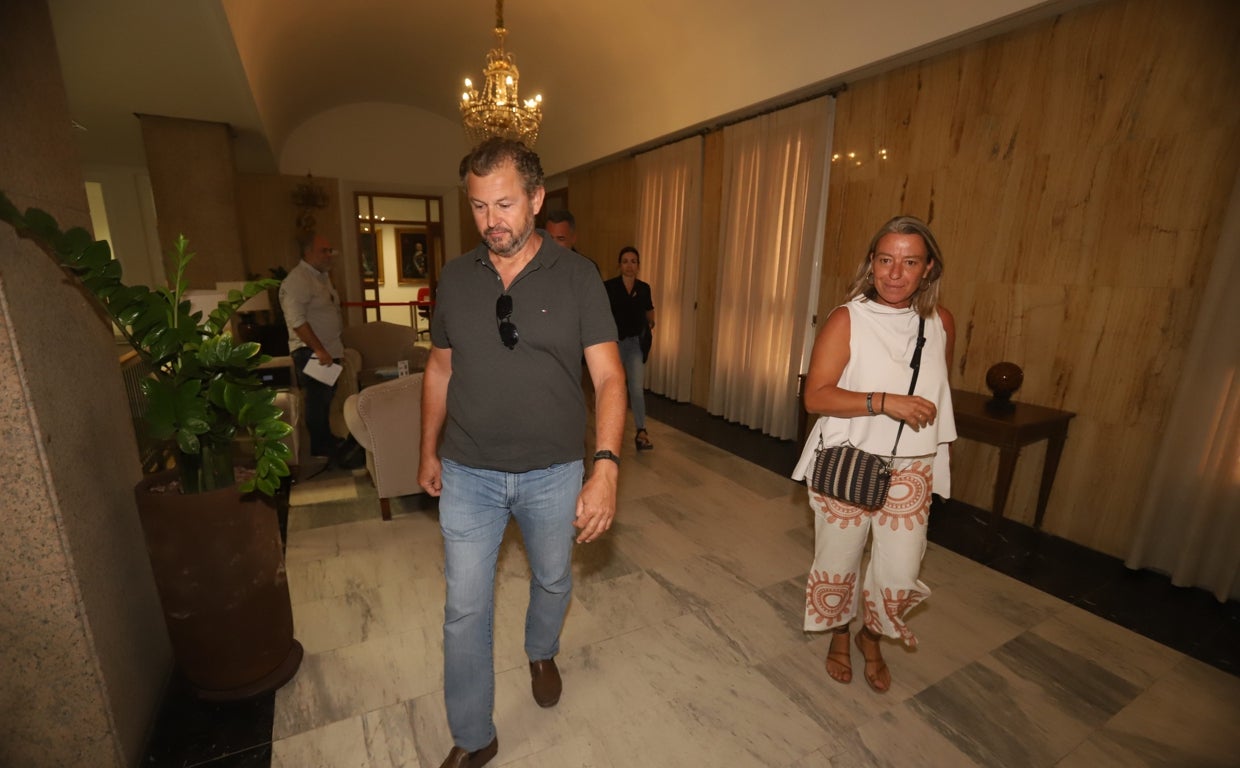 David Dorado e Isabel Albás, antes de la reunión de las 15.30 horas del miércoles