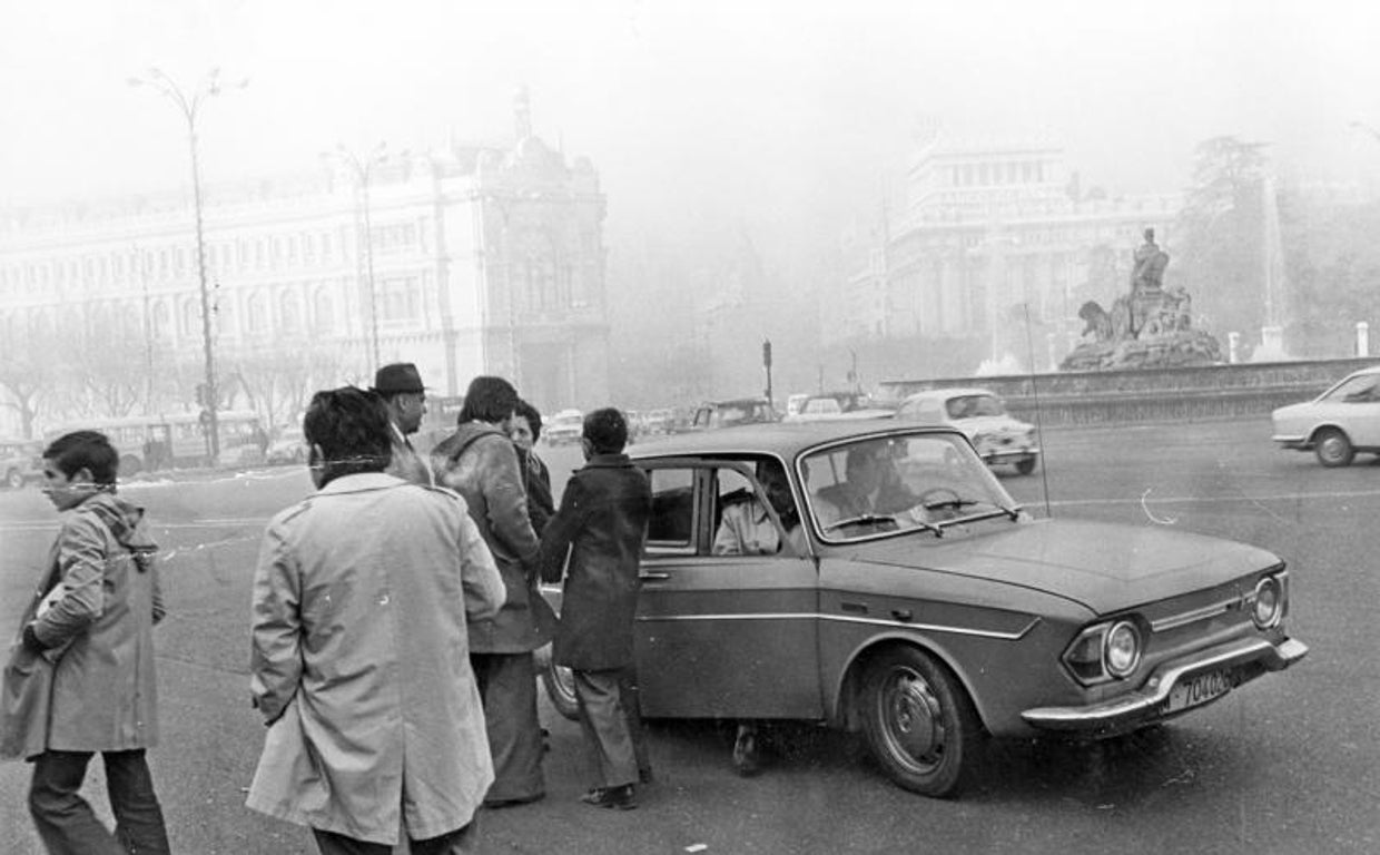 Un conductor ofrece su vehículo para trasladar a usuarios de autobús que esperaban en la parada, durante la huelga