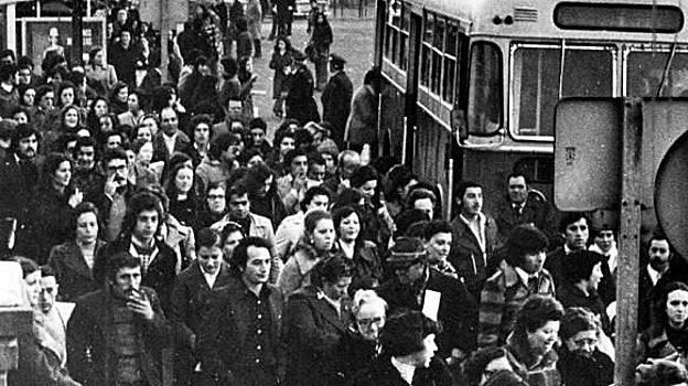 Larguísimas colas de usuarios intentan tomar el autobús durante la huelga de 1976