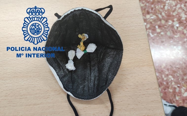 Detienen a un hombre que vendía droga en la calle y la ocultaba en su mascarilla