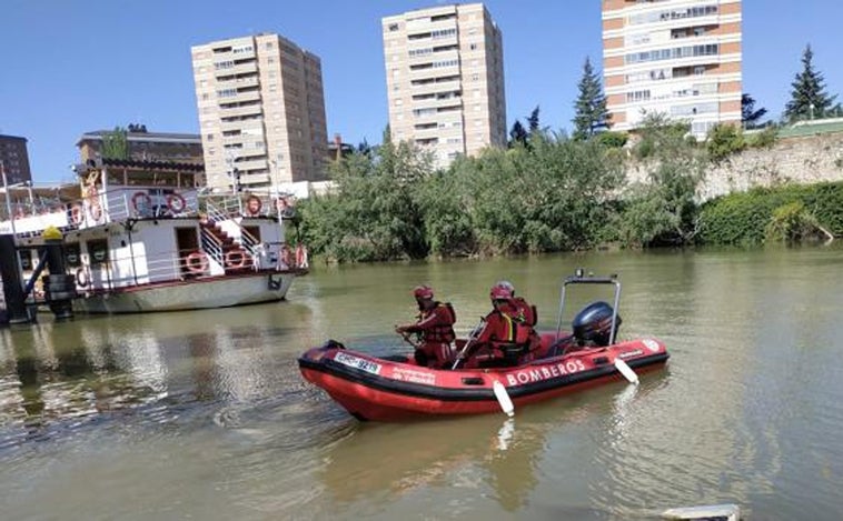 Los bomberos de Valladolid recuperan el cadáver de una mujer en el Pisuerga