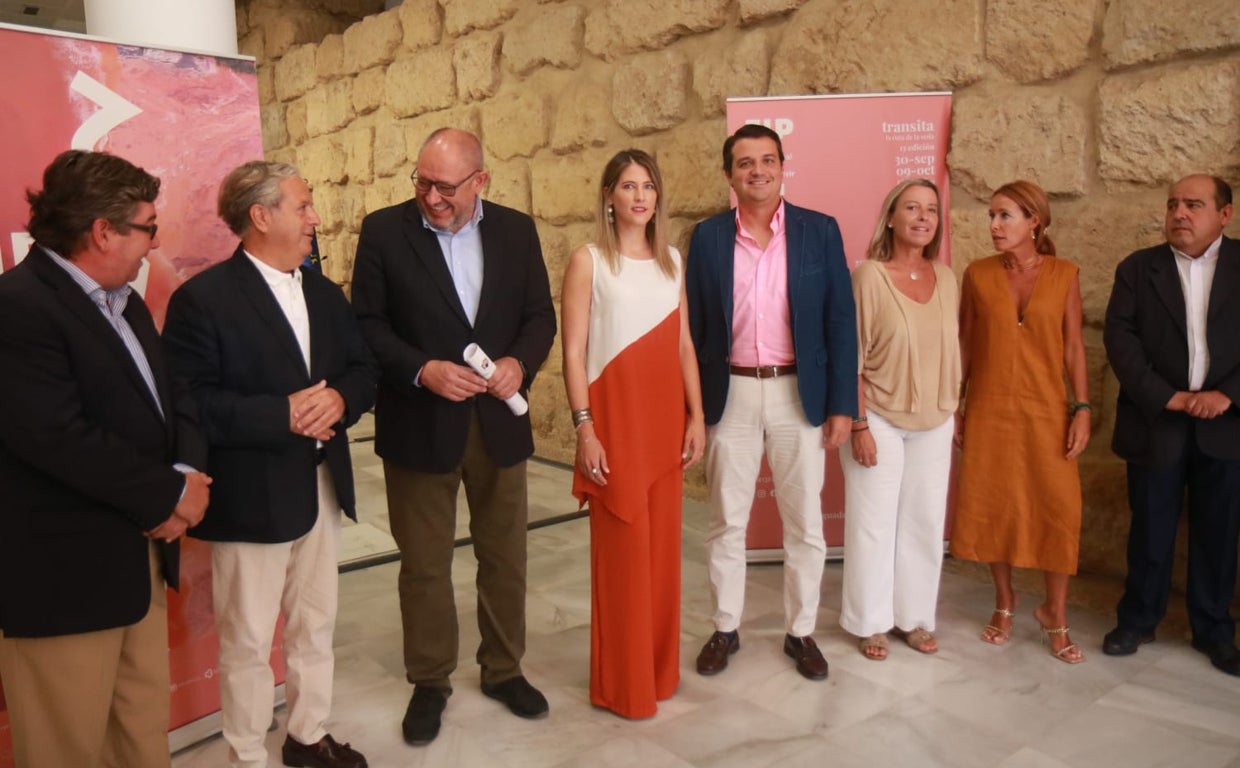 María Dolores Gaitán, en el centro, posa con las autoridades de las instituciones que colaboran con el FIP tras su presentación