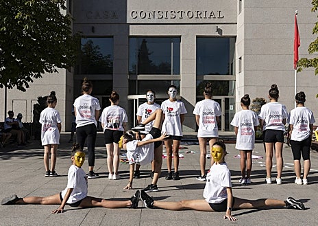 Imagen secundaria 1 - SOS desesperado por el sueño de ser gimnastas rítmicas: «Necesitamos un sitio en el que entrenar»