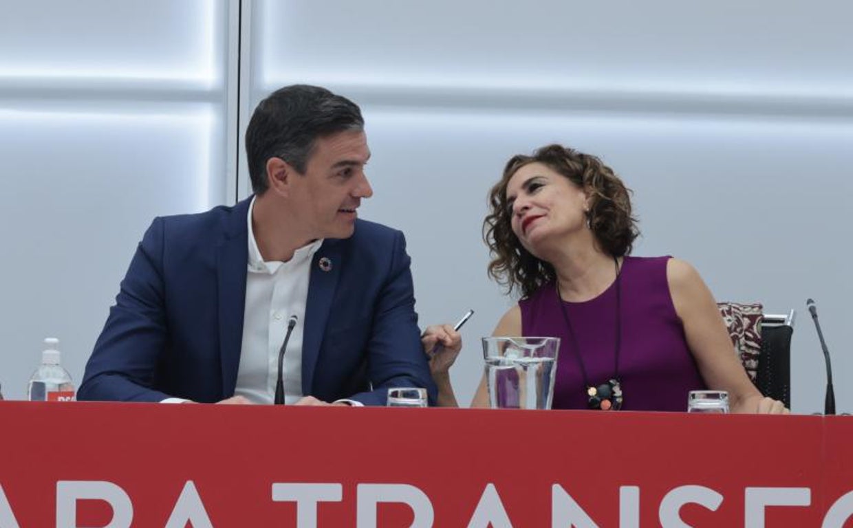 El presidente del Gobierno, Pedro Sánchez, junto a la ministra de Hacienda, María Jesús Montero