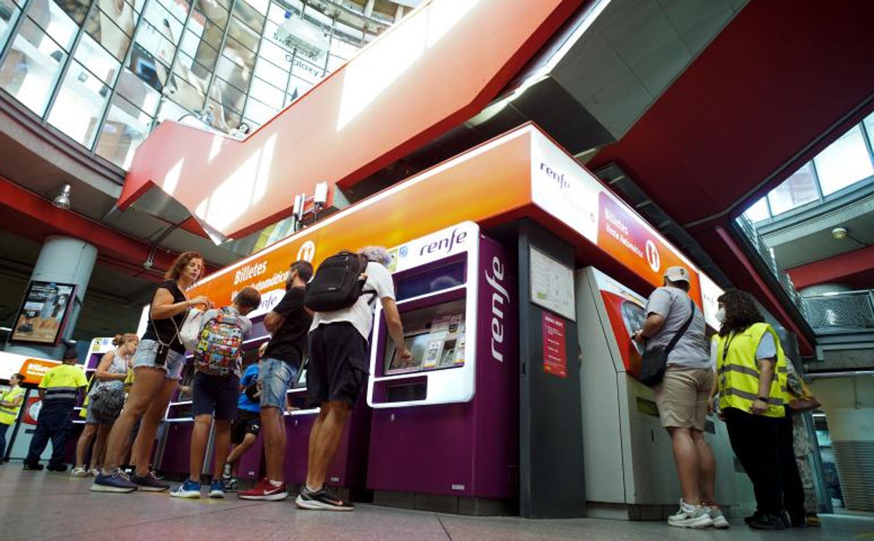 Avalancha de usuarios y récord de abonos en el primer día de rebajas en el transporte madrileño