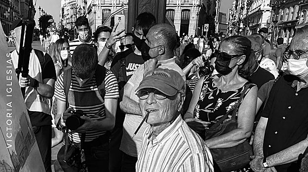Antonio López, pintando en una calle de Madrid rodeado de observadores