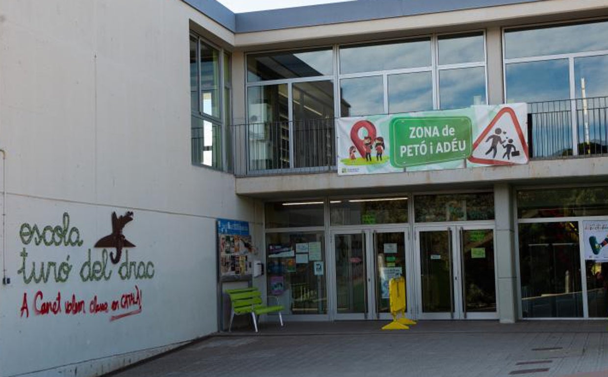 Exterior de la escuela el Turó del Drac en Canet de Mar (Barcelona)
