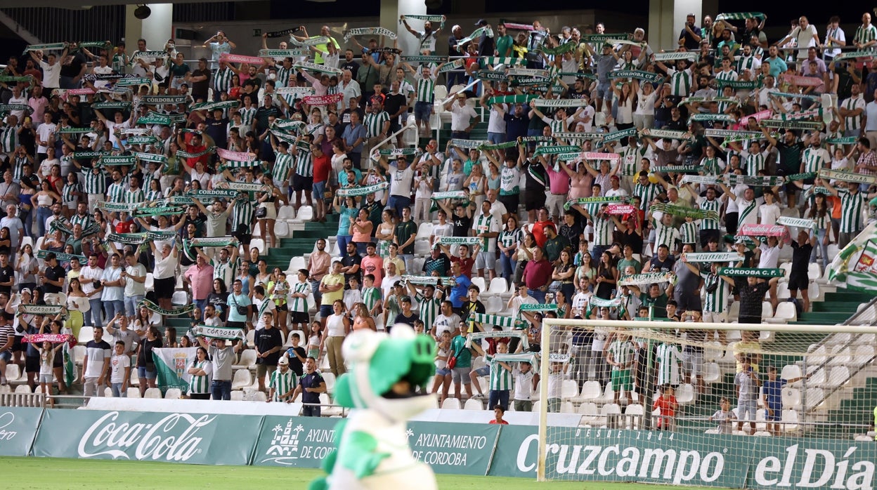 El Córdoba CF acaricia los 13.000 abonados al cierre de campaña