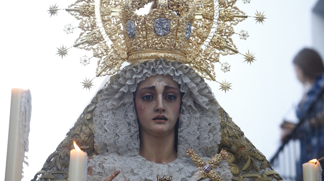 La blancura de una tarde plena junto a la Virgen de la Merced de Córdoba