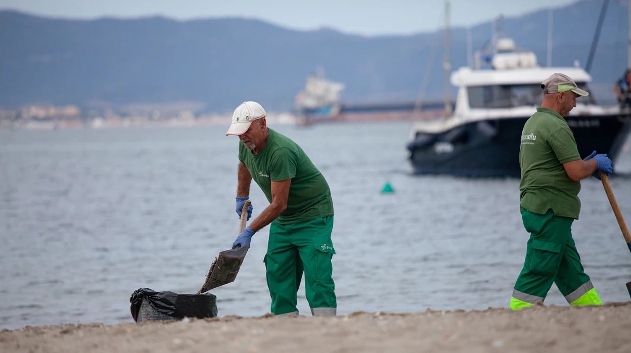 Salud prohíbe el baño en la playa de Poniente La Línea por el vertido del buque de Gibraltar