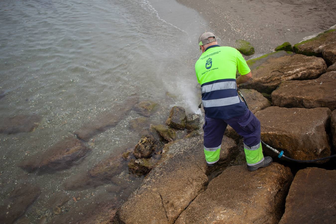 El vertido de combustible del  buque OS 35 semihundido en Gibraltar  ya ha llegado a la costa de La Línea.