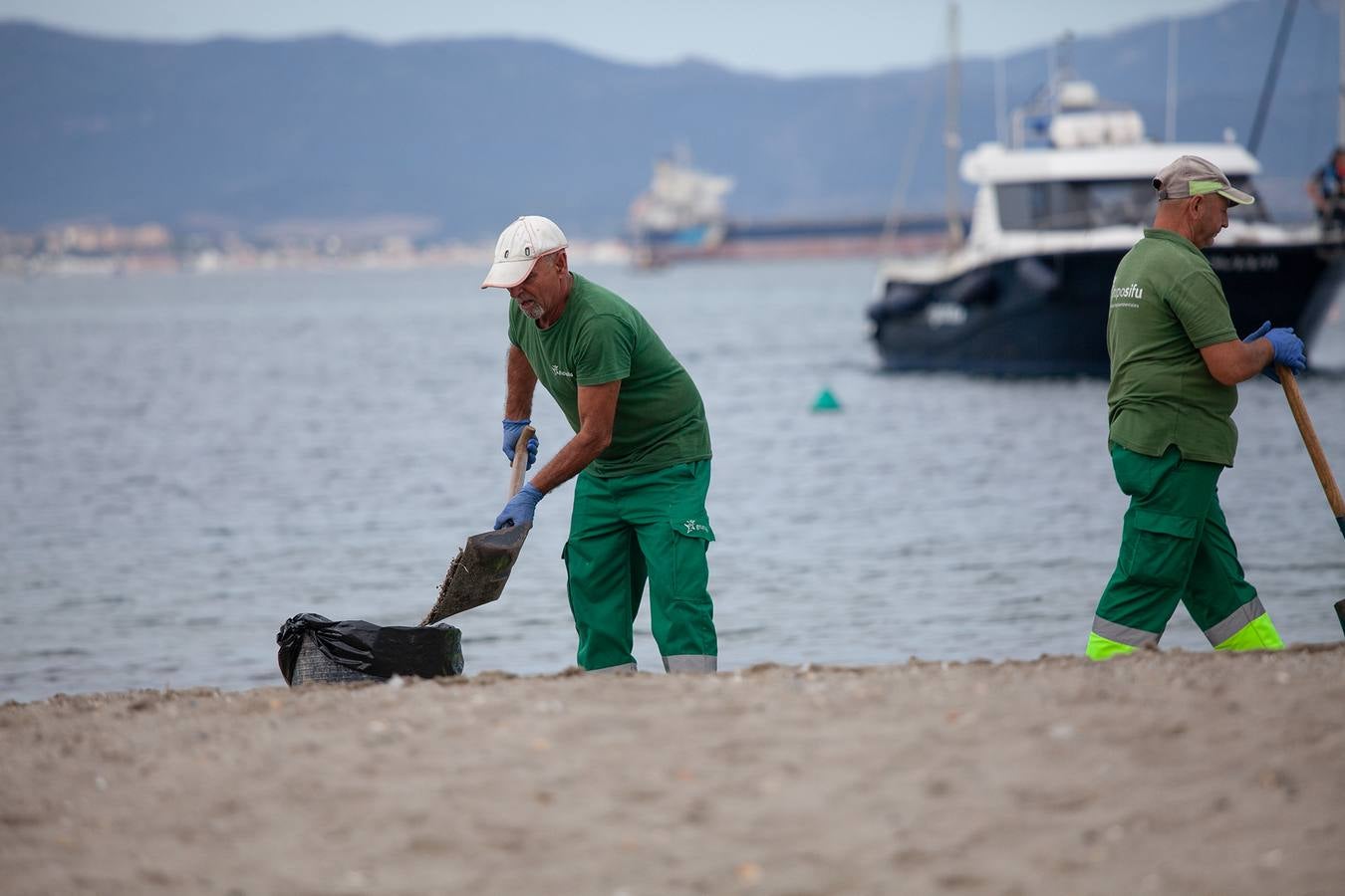 El vertido de combustible del  buque OS 35 semihundido en Gibraltar  ya ha llegado a la costa de La Línea.