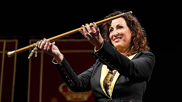 María Vázquez con el bastón de mando como alcaldesa de la ciudad de Almería.