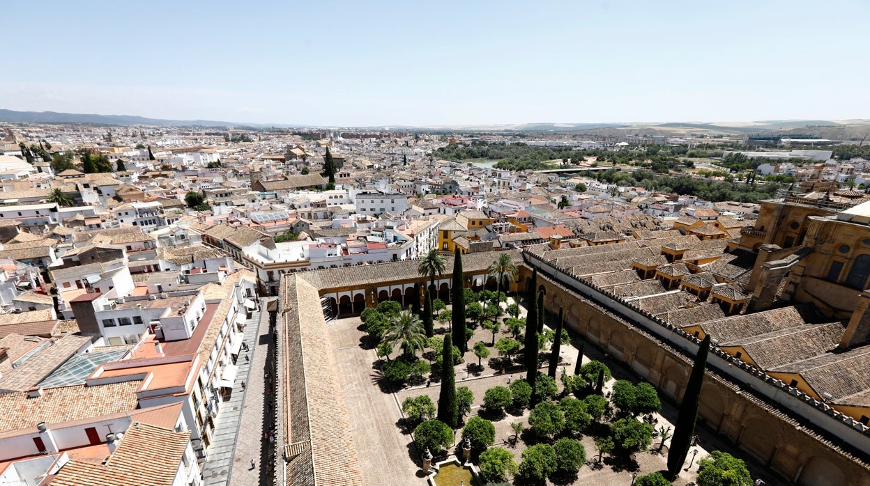 Cultura pide un plan integral para restaurar el pórtico del Patio de los Naranjos de Córdoba