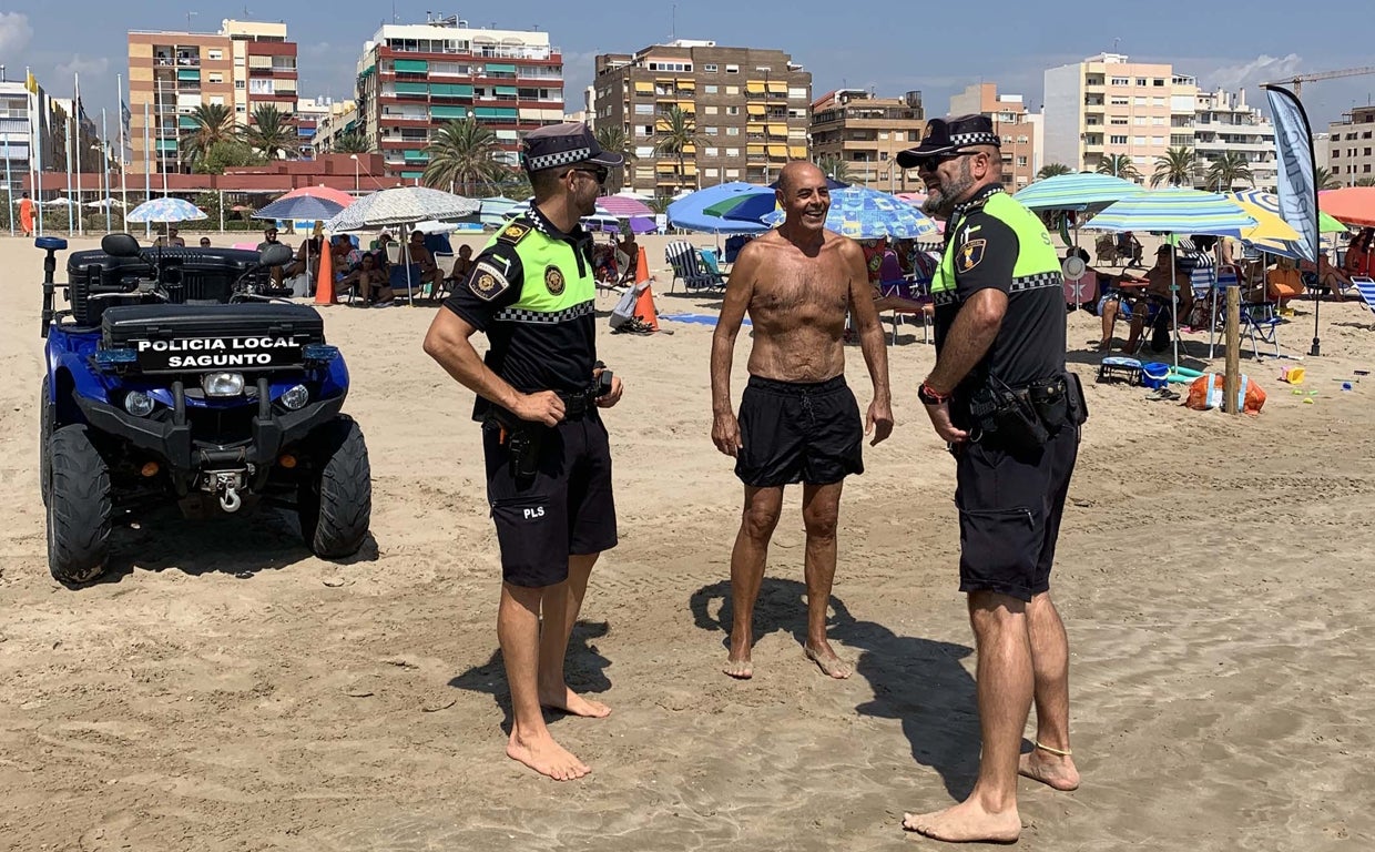 Imagen de archivo de dos agentes de la sección de la Policía Local de Sagunyo encargada del caso junto a un bañista
