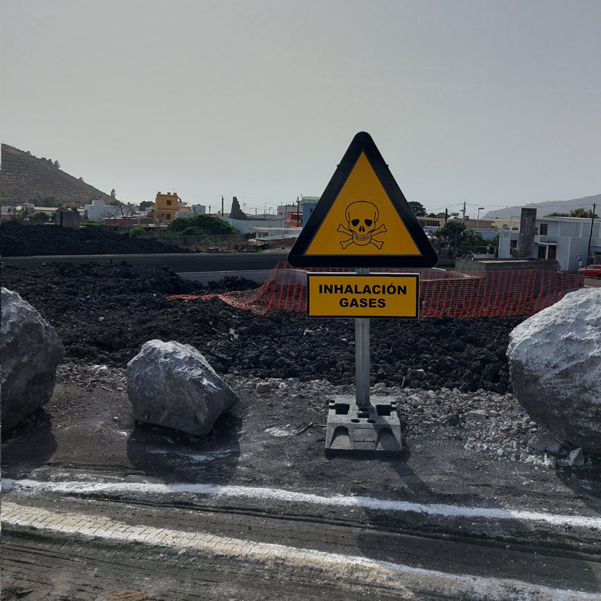 Negacionistas de los gases del volcán se intoxican en Puerto Naos