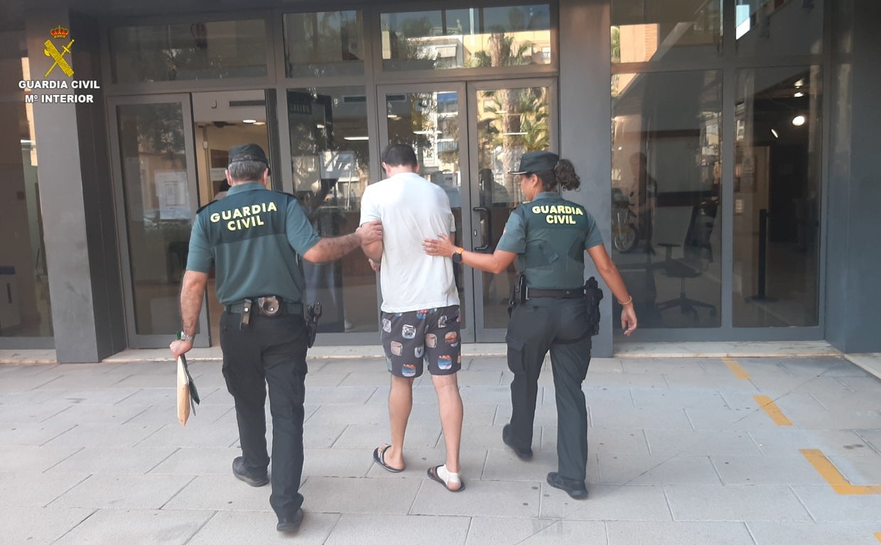 Detienen a un hombre cuando trataba de matar a su exmujer con un palo de madera en Silla (Valencia)