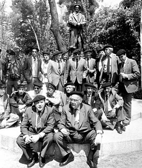 Imagen secundaria 2 - Arriba el Instituto de San Isidro, donde cursó el autor el Bachillerato. Debajo a la izquierda, antigua Facultad de Medicina en la calle de Atocha, 106. A la derecha, una foto histórica del 'club de la boina', junto al busto de Baroja, con Cela en primer plano.