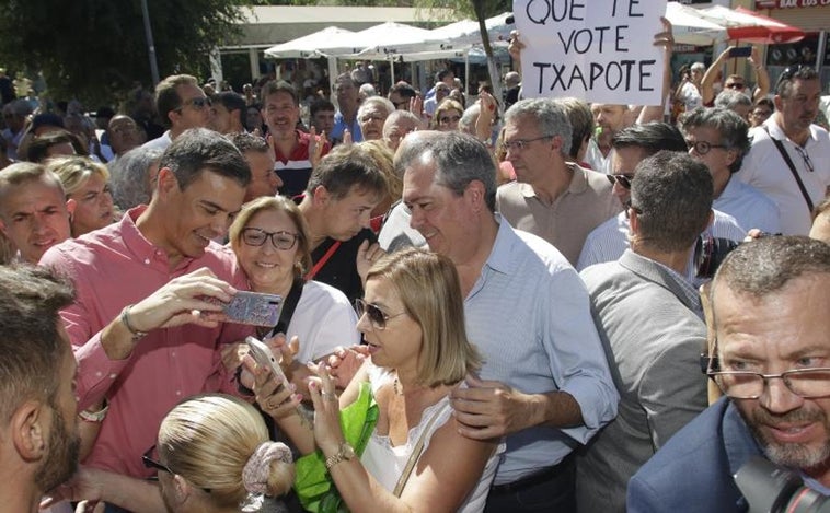 El presidente del «Gobierno de la gente», abucheado en Sevilla en su primer baño de masas