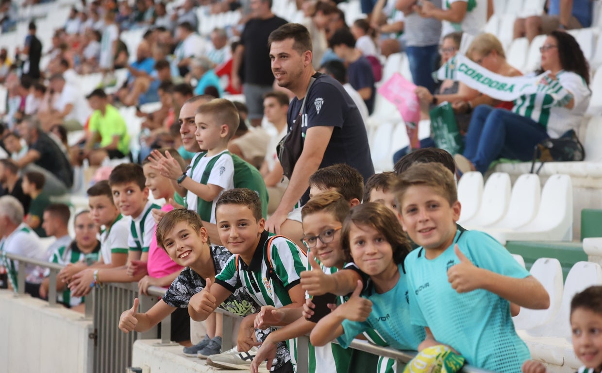 Los niños presentes en El Arcángel en el primer partido de liga